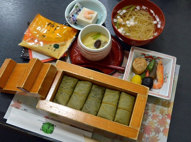 奈良グルメ　柿の葉寿司